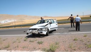 Konya'da otomobil bariyerlere çarptı: 1 yaralı
