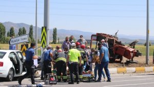 Konya'da otomobil ile traktör çarpıştı: 4 yaralı