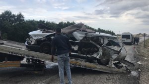 Otomobil ile kamyonet çarpıştı: 1 ölü, 5 yaralı