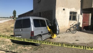 Ticari araç evin duvarına çarptı: 1 ölü, 2 yaralı