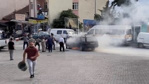 Yanan otomobili söndürmek için kovalarla su taşıdılar