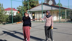 Yörük kızları, tenis kursuna şalvar'la katıldı