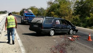 Ereğli'de otomobil bariyerlere çarptı