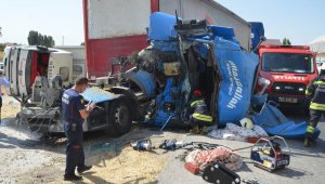 Ereğli'de Tırın kabini yerinden koptu: 2 yaralı