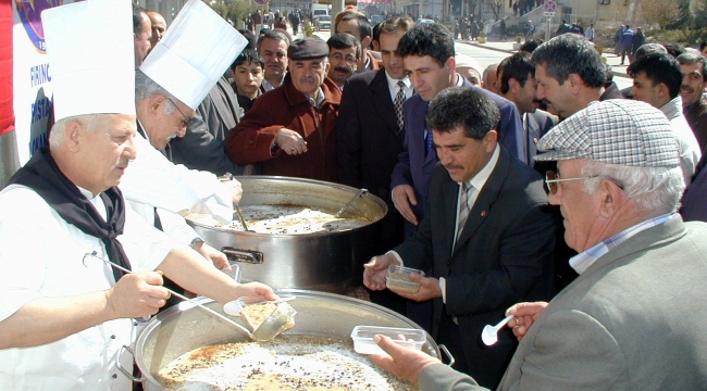 KARAMAN ESNAF VE SANATKARLAR ODALARI BİRLİĞİ AŞURE DAĞITTI