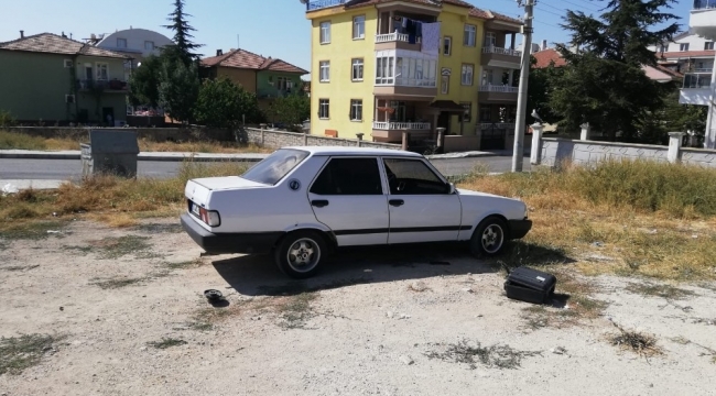 Karaman'da otomobilin hoparlör ve teybini çaldılar