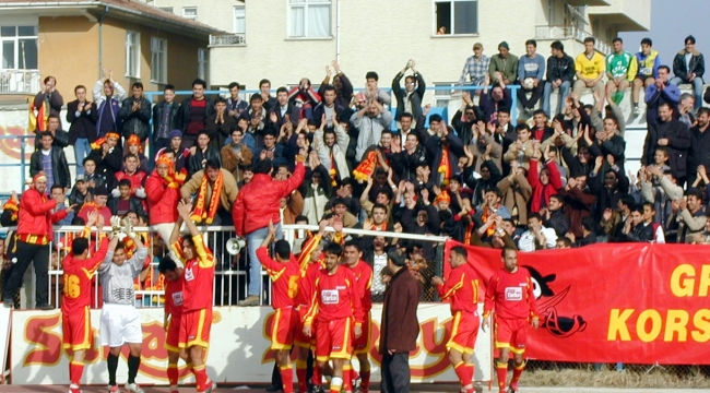 KARAMANSPOR GALİBİYETE SEVİNİYOR
