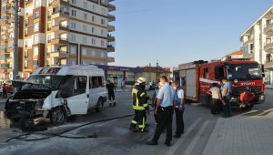 Kaza yapan servis minibüsü alev aldı