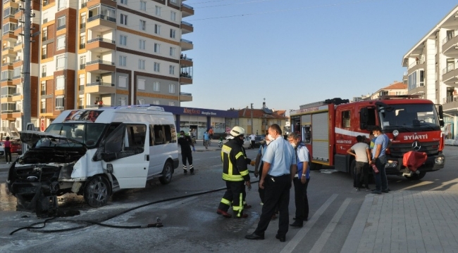 Kaza yapan servis minibüsü alev aldı