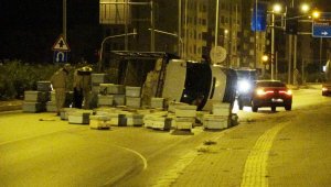 Mersin´de kovanlar ve kızgın arılar yolu trafiğe kapadı