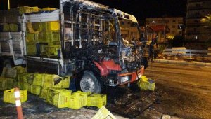 Mersin´de seyir halindeki kamyon alev alev yandı