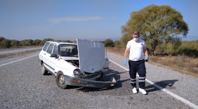Otomobil kargo aracıyla çarpıştı