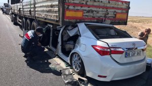 Otomobil tırın altına girdi: 1 ölü, 4 yaralı