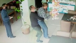 Ereğli'de Nefes borusuna balık parçası kaçan müşterisini kurtardı