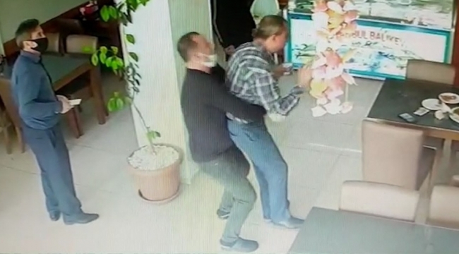 Ereğli'de Nefes borusuna balık parçası kaçan müşterisini kurtardı