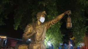 Ermenek Madenci heykelinde maske mesajı
