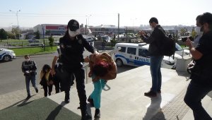Gardiyanın vurulduğu olayda gözaltına alınan 3 kadın adliyeye sevk edildi