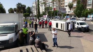 Hafif ticari aracın çarptığı yolcu minibüsü devrildi: 3 yaralı