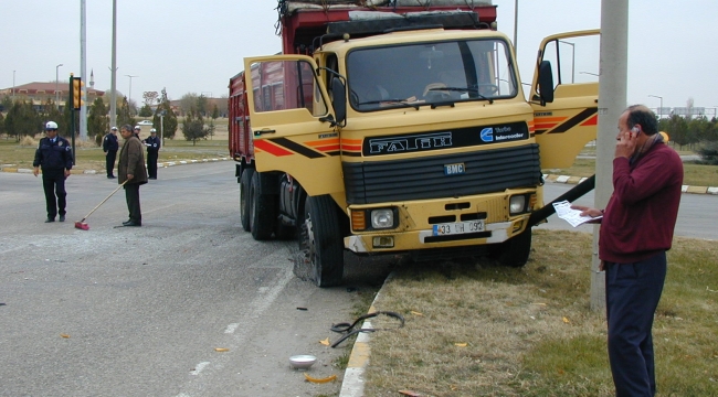 KARAMAN'DA TRAFİK KAZASI: 3'Ü ASKER 4 YARALI