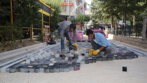 Karaman'da bazı sokaklara renkli parke taşları döşeniyor