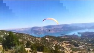 Karaman'da kayalıklara çarpan yamaç paraşütçüsü yaralandı