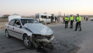 Karaman'da tarım işçilerini taşıyan minibüs ile otomobil çarpıştı: 13 yaralı