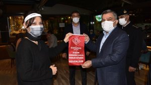 Karaman'da tedbirlere uyan işletmelere 'Güvenilir' yazılı flama