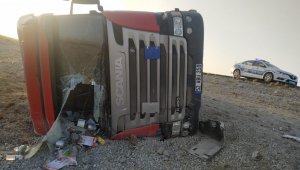 Karapınar'da Kontrolden çıkan tır devrildi, sürücüsü yaralandı