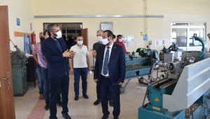 KMÜ -Rektör Akgül, Teknik Bilimler MYO atölyelerini gezdi