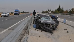 Kontrolden çıkan otomobil bariyerlere çarptı: 1 yaralı