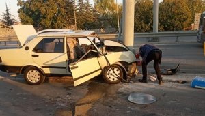Konya'da otomobil direğe çarptı: 1 ölü