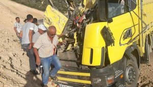 Mersin'de elma yüklü kamyon devrildi: 1 ölü