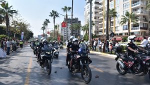 Mersin'de polis motosiklet tutkunlarıyla şehir turu attı