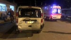 Motosiklet hafif ticari araca arkadan çarptı: 2 yaralı