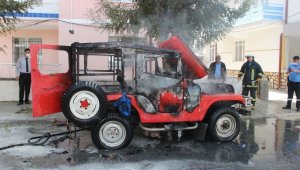 Park halindeki cip yanarak demir yığınına döndü