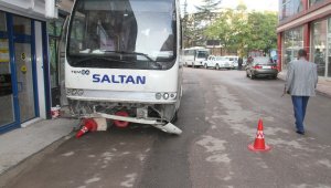 Servis midibüsü araçlara çarptı: 3 yaralı