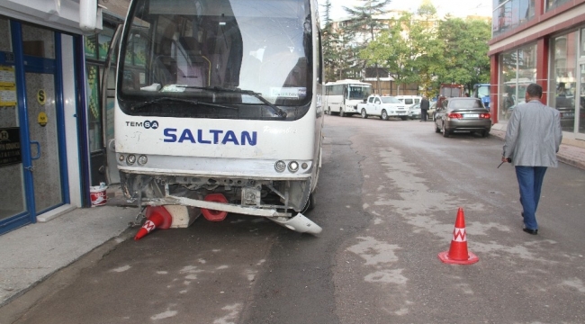 Servis midibüsü araçlara çarptı: 3 yaralı