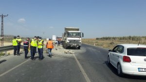 Tarsus'ta kamyon ile otomobil çarpıştı: 1 ölü, 1 yaralı