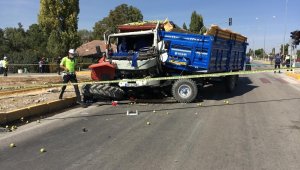 Traktör ile kamyon çarpıştı: 1 ölü, 2 yaralı
