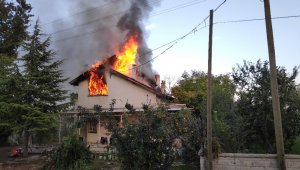 Yanan evlerine çaresizce baktılar