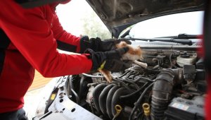 Araç motoruna giren inatçı yavru kedi itfaiye ekiplerince kurtarıldı