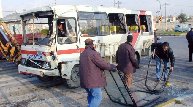 KARAMAN'DA TRAFİK KAZASI: 10 YARALI