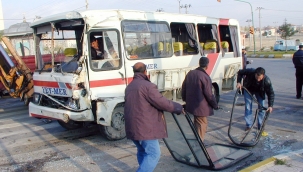 KARAMAN'DA TRAFİK KAZASI: 10 YARALI