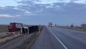 Karapınar'da Kontrolden çıkan tır devrildi: 1 yaralı