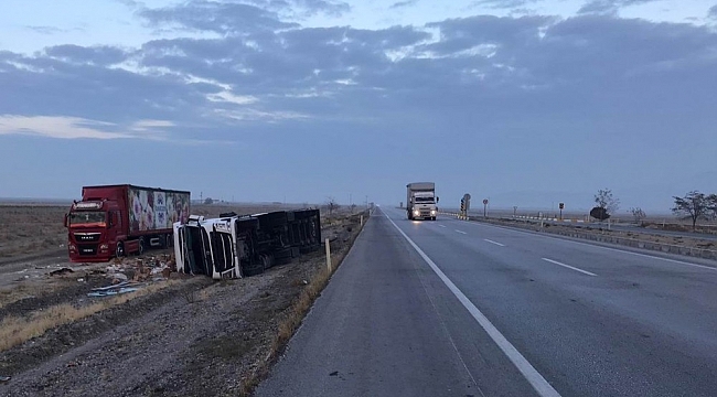 Karapınar'da Kontrolden çıkan tır devrildi: 1 yaralı