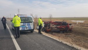 Konya'da devrilen vincin sürücüsü yaralandı