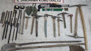 8 KİŞİ DEFİNE ARARKEN YAKALANDI