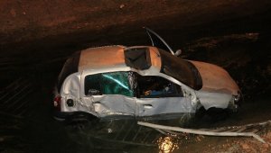 Adana'da otomobil sulama kanalına düştü: 2 yaralı
