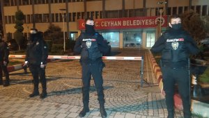 Adana'da şafak vakti düzenlenen rüşvet operasyonunda Ceyhan İlçe Belediyesine baskın yapıldı. Operasyonda görevden alınan CHP'li Başkan Kadir Aydar hakkında da gözaltı kararı olduğu öğrenildi.