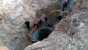 Adana'nın Sarıçam ilçesine bağlı Suluca Mahallesi'nde kuyunun çökmesi sonucu 2 kişi toprak altında kaldı. İtfaiye ekipleri bölgede kurtarma çalışması başlattı.